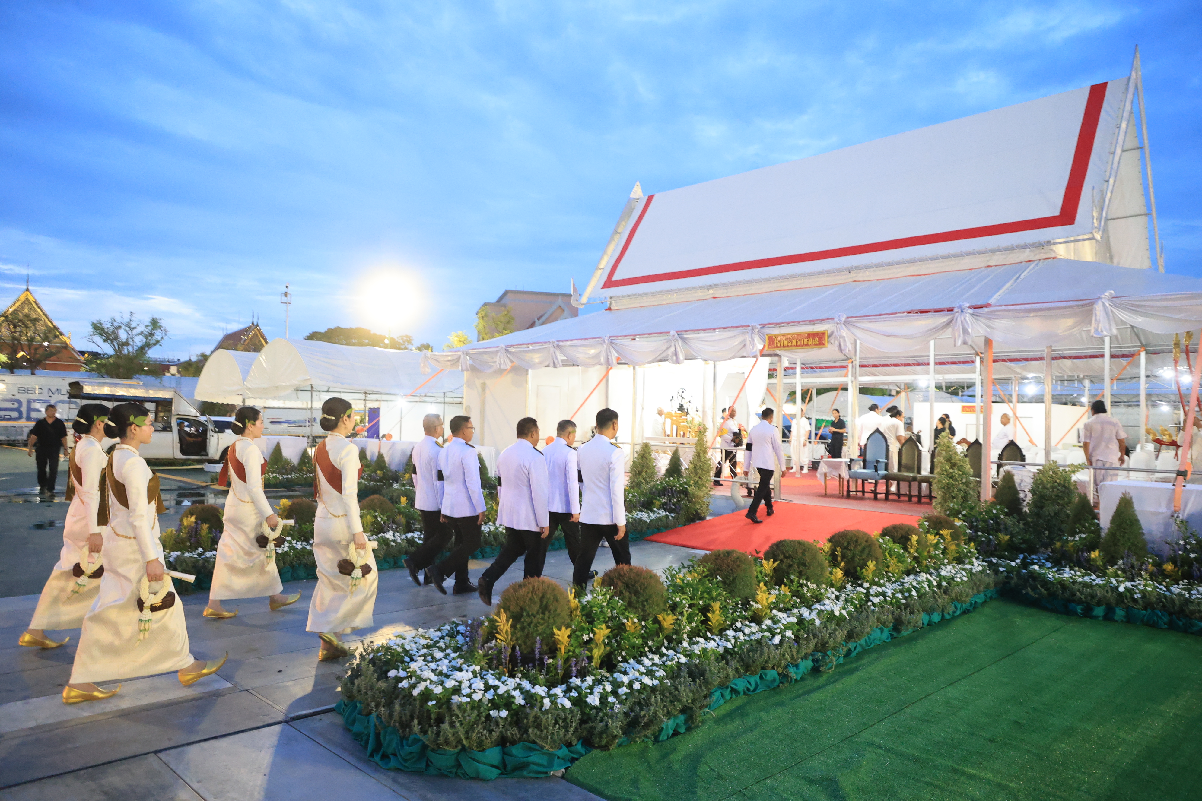 title - ปลัดเกษตรฯ ผู้ทำหน้าที่พระยาแรกนา พร้อมด้วยเทพีคู่หาบทองและเทพีคู่หาบเงิน ทำพิธีล้างมือพระยาแรกนา และเจิมหน้าพระโค